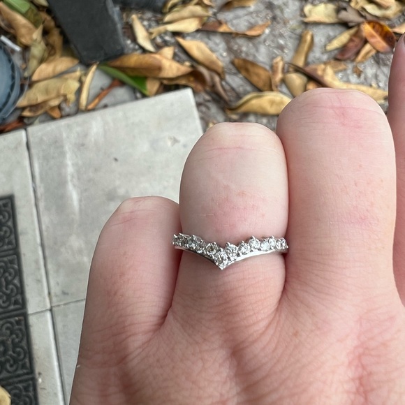 10k white gold chevron diamond wedding band - Picture 1 of 6